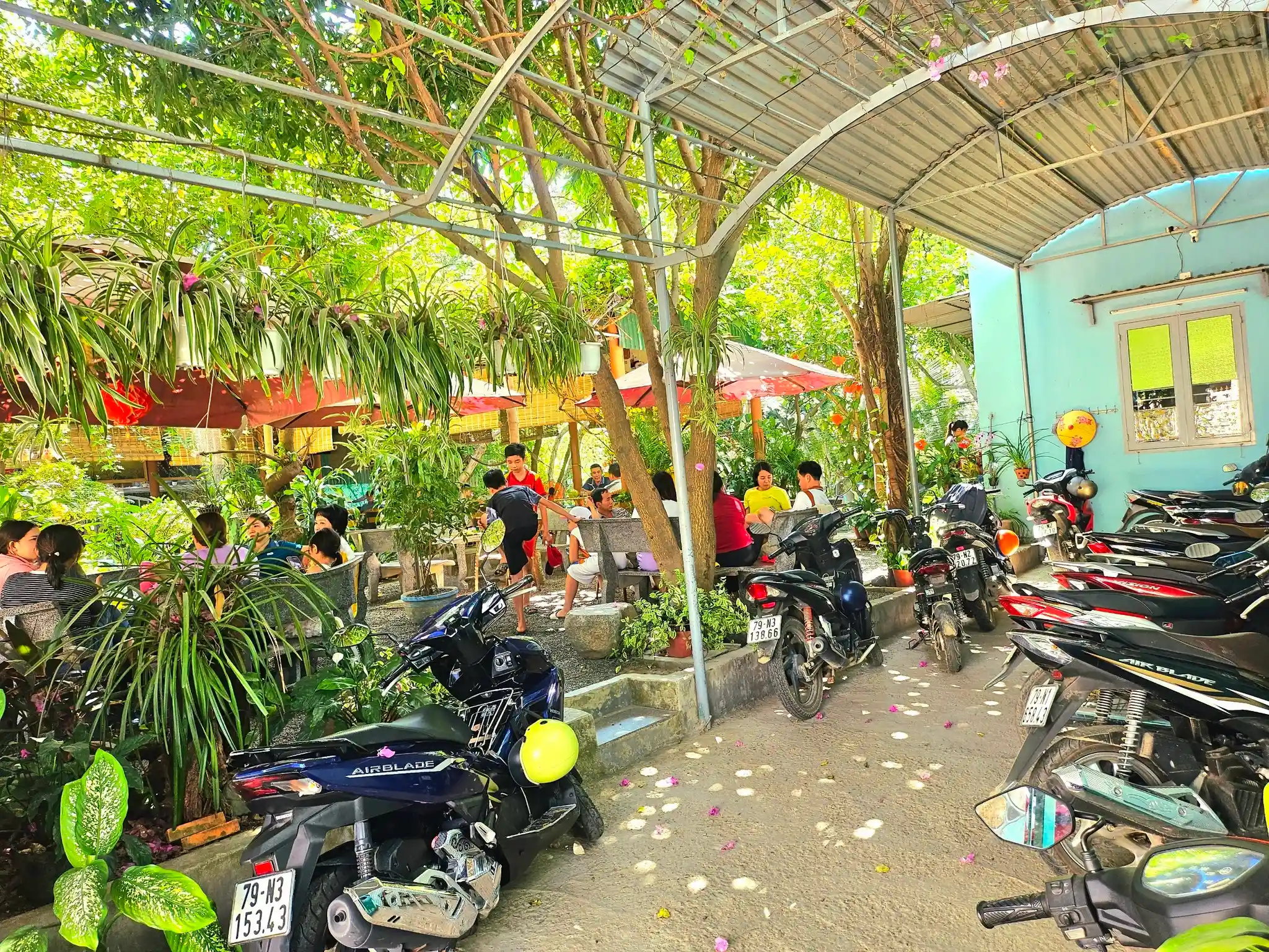 Khu vực ngồi ngoài trời